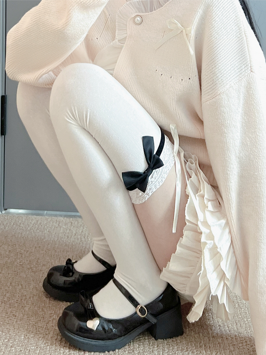 ミルクホワイトのスイートな蝶結びレーストリムのオーバーニーストッキング