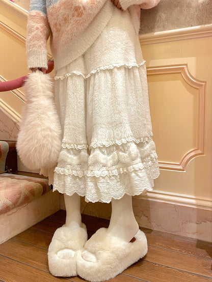 Beigefarbener Midirock mit hoher Taille und Spitzenakzenten und Volantsaum