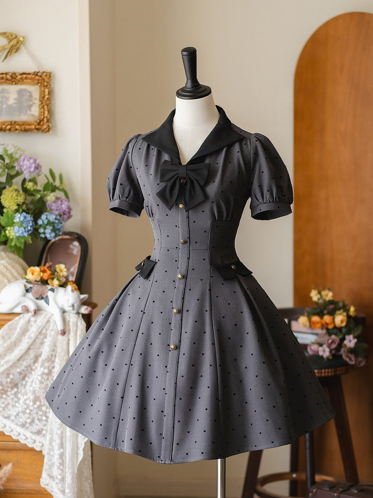 ブラックグレーのパフダークドレスの袖の小さなハート型パターンのファッションレトロ