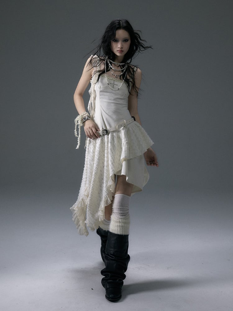 Aprikosenkleid mit Taschentuchsaum und Taillengürtel mit Schnalle