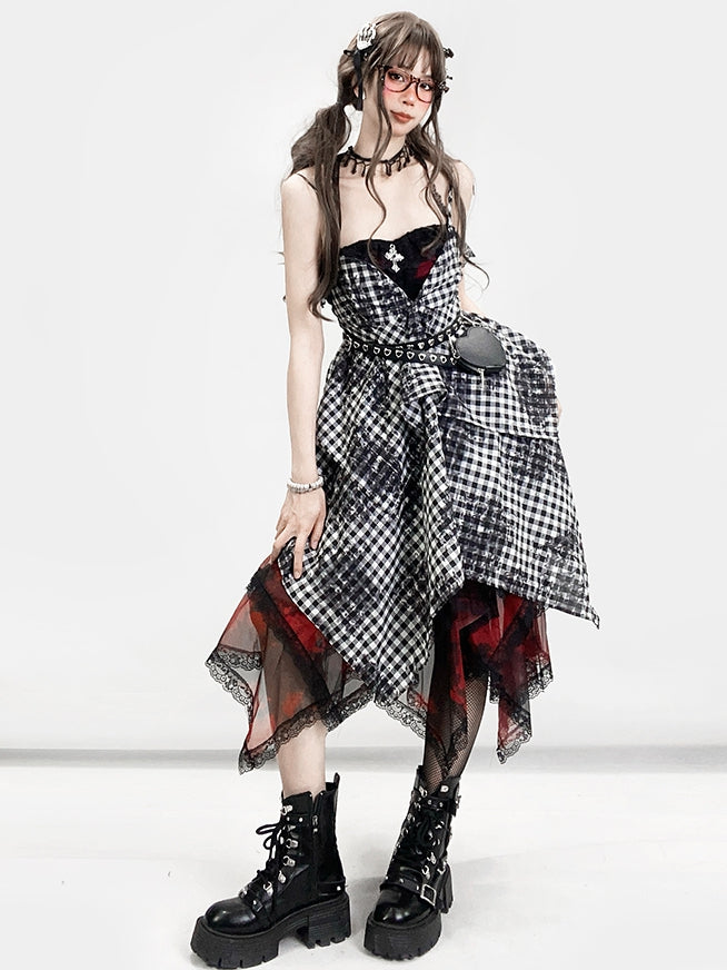 華やかなティアードクロストップ、チェック柄ディテール、ほろ苦いレッドスカート、ブラックタイセット、ドレスキャミソール