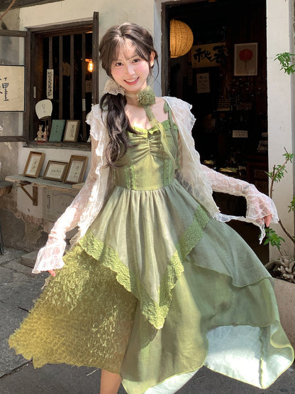 ベージュのカスケーディングフリルトリムレーストップス