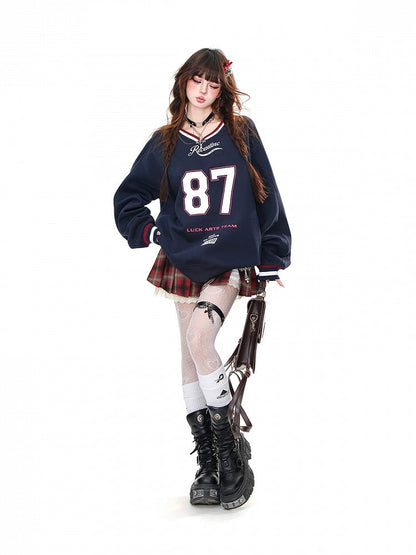 Aprikosen-/Marineblaues, lockeres Sweatshirt mit V-Ausschnitt und Zahlendruck in Bittersüß