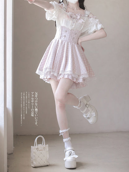 Weißer Spitzenrock mit Karomuster und hoher Taille und rosa Besatz