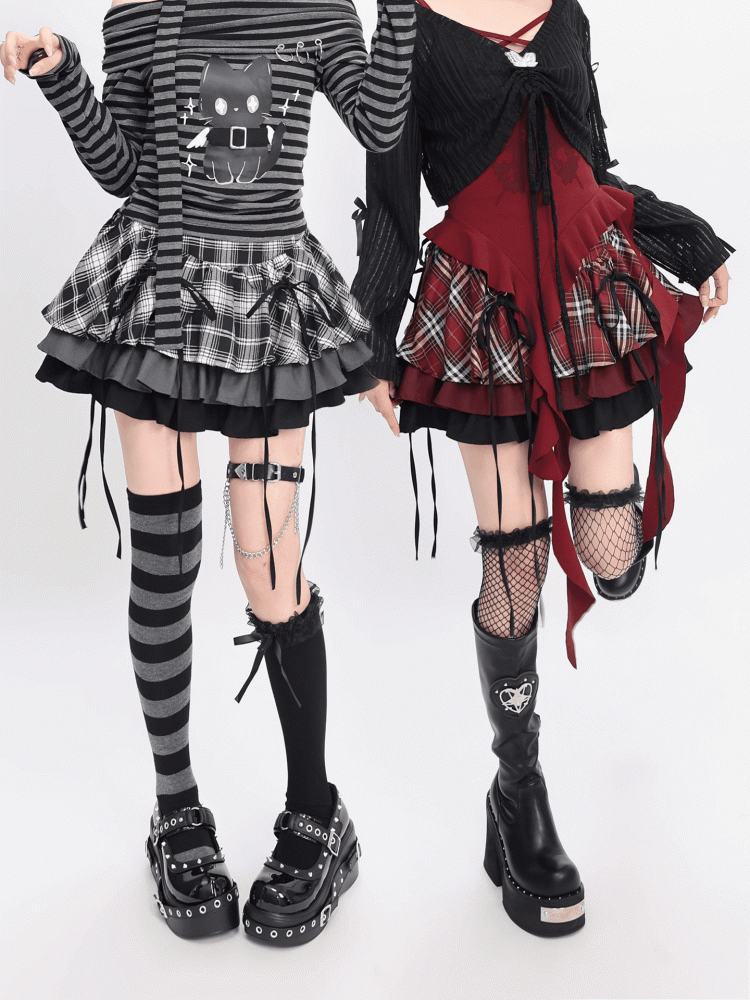 Karierter Stufenrock und rot-schwarz-weiße Schleifendekoration Y2K /
