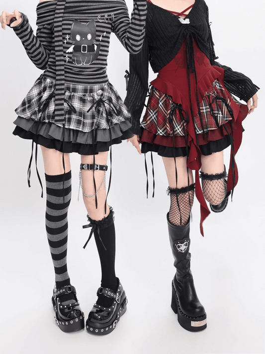 Karierter Stufenrock und rot-schwarz-weiße Schleifendekoration Y2K /
