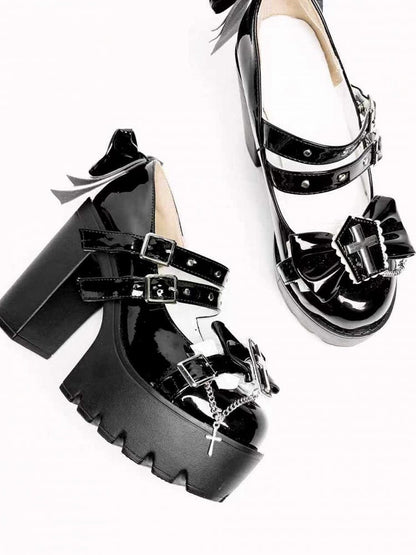 Talons hauts compensés noirs Lolita Gothiques avec clous