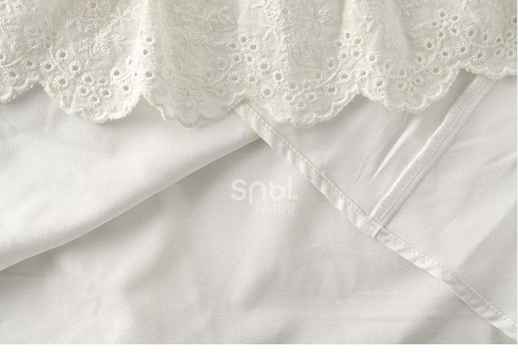 Beigefarbener Midirock mit hoher Taille und Spitzenakzenten und Volantsaum