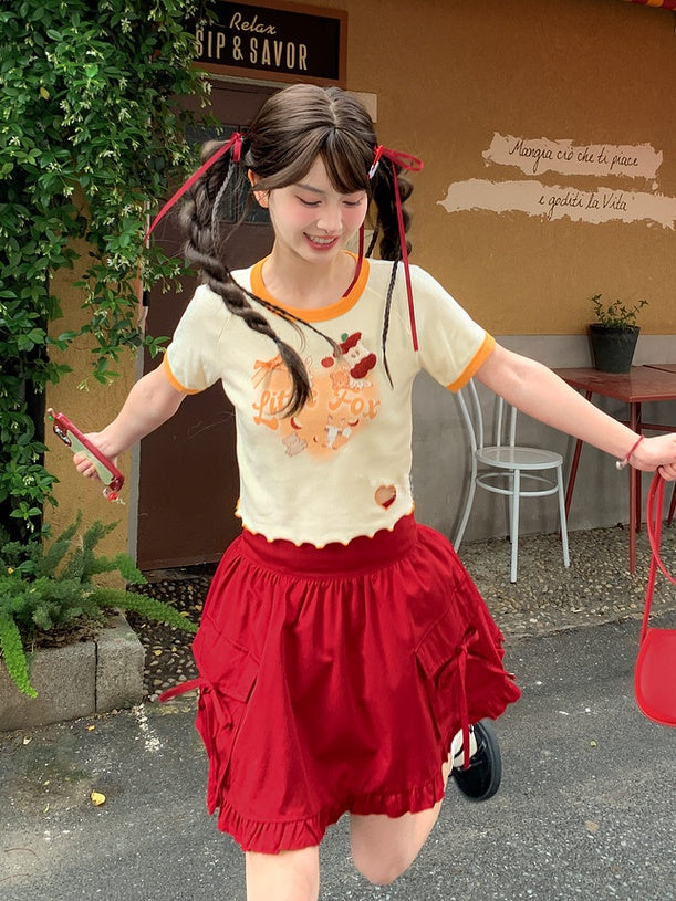 黄色の漫画動物プリントハートカットアウトショートバージョンTシャツ、アップルブローチ付き