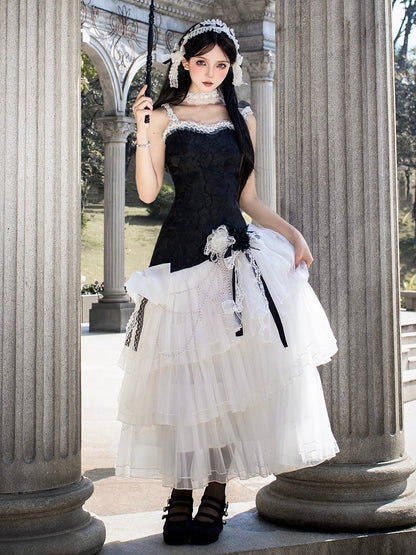 Klassisches Lolita-Kleid mit Lagen-Tüll und Jacquard-Oberteil und schmalem Saum, Schwarz/Weiß, geblümt