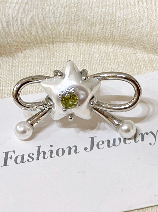 Creamy White Bow and Star Ear Clip