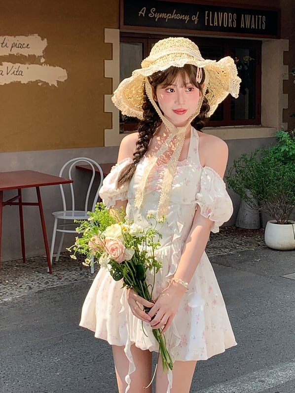 Süßes weißes Baskenkleid mit Puffärmeln und Neckholder und Blumenmuster