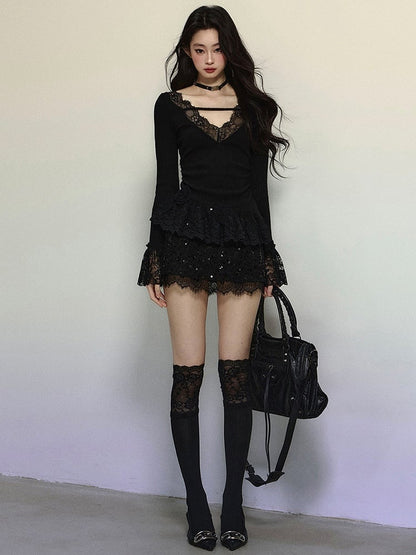 Schwarzes Stricktop mit V-Ausschnitt und Spitzenbesatz