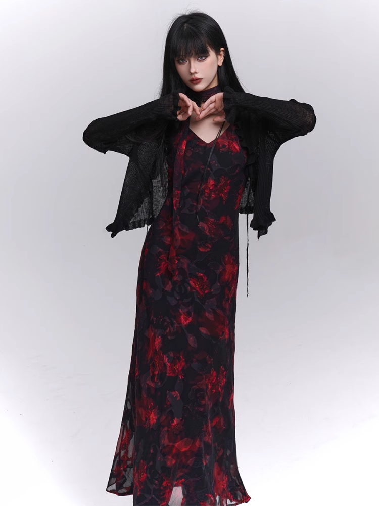 Rotes und schwarzes Slip-Kleid mit V-Ausschnitt und Blumenmuster in Knöchellänge