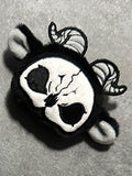 Gothic Brosche Weiß und Sensenmann Grim Schwarz