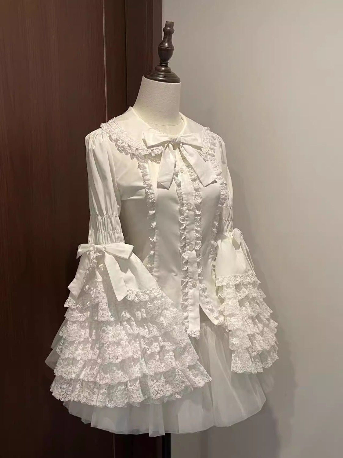 Weiße Bluse mit Rüschenausschnitt und langen Glockenärmeln