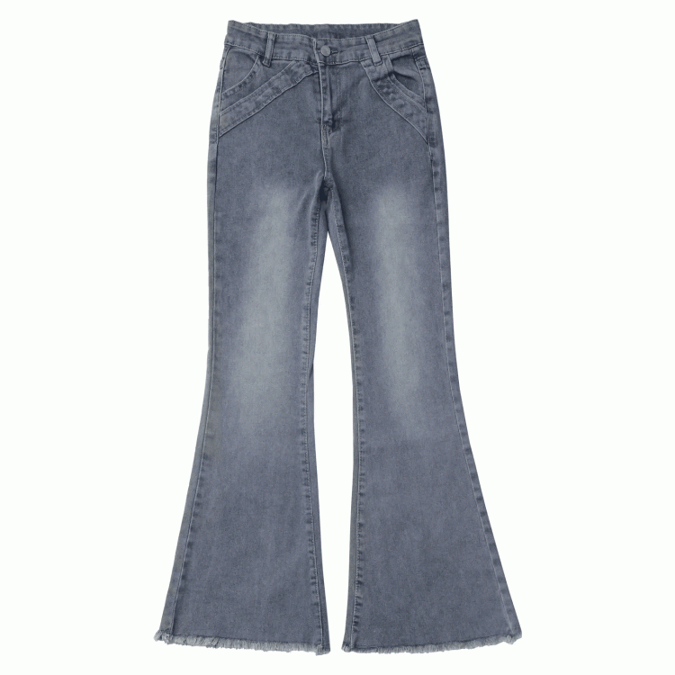 ブルーのローヘムフレアジーンズ