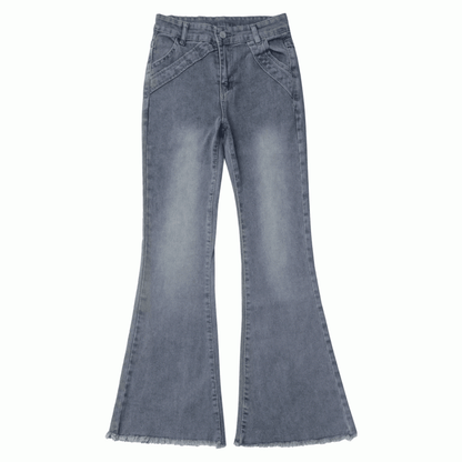 ブルーのローヘムフレアジーンズ