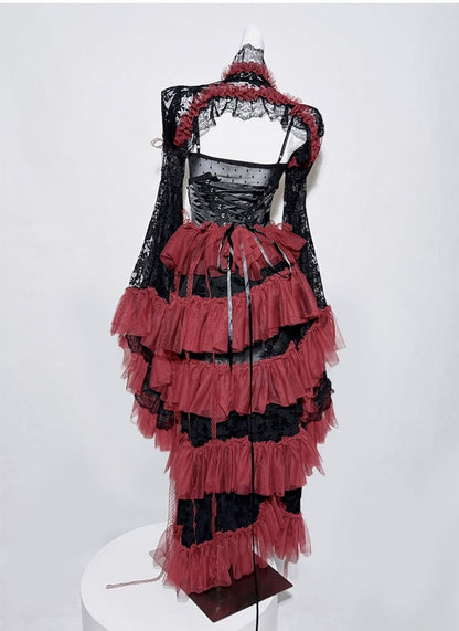 Schwarz-rotes Gothic-Set – Cami-Top + Spitzen-Bolero mit Glockenärmeln + Stufenrock mit Perlenkette und Schnürdetail
