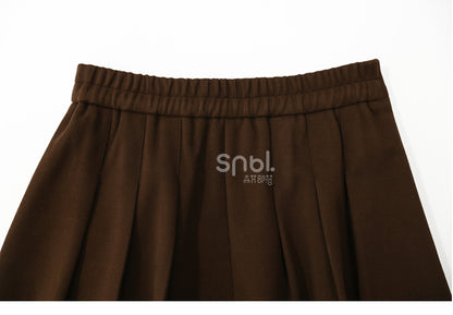 ブラウンの蝶結びディテール、足首丈スカート、チェック柄、フリル裾