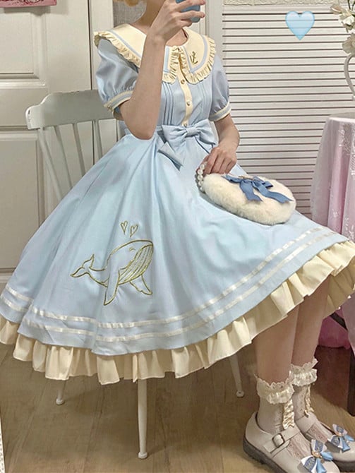 プラスサイズ対応のライトブルーのスイートドレス、クジラ柄のピーターパンカラー