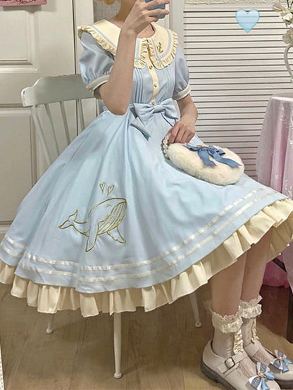 プラスサイズ対応のライトブルーのスイートドレス、クジラ柄のピーターパンカラー