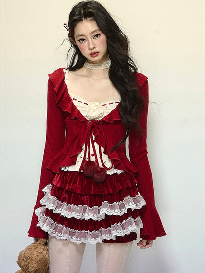 Roter kurzer Cardigan mit V-Ausschnitt, selbstbindenden Trägern und Rüschenbesatz