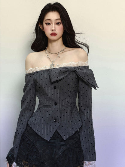 Graues, schulterfreies Top mit Punktmuster und Streifen