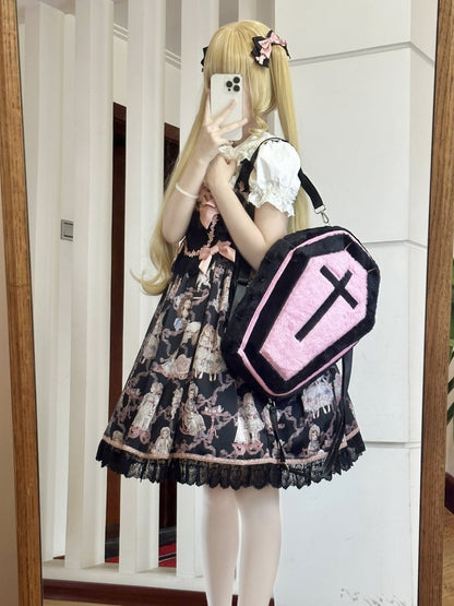 Schwarz-pinker Rucksack in Sargform mit gotischem Kreuz von Jirai Kei