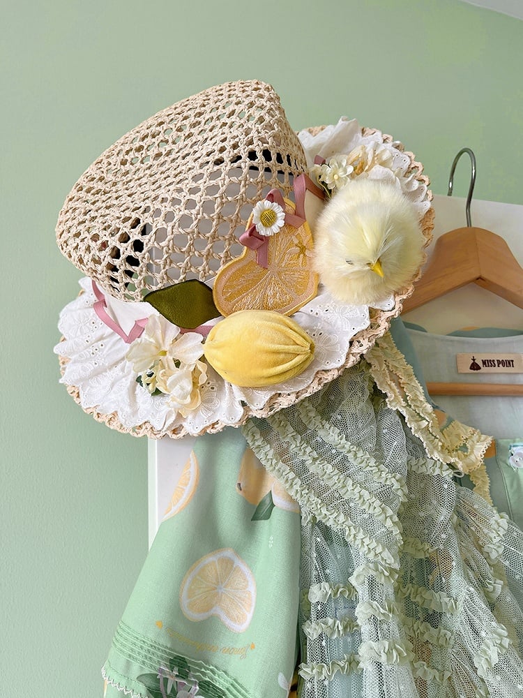 帽子と花、そして神聖なわらで飾られたぬいぐるみのひよこ