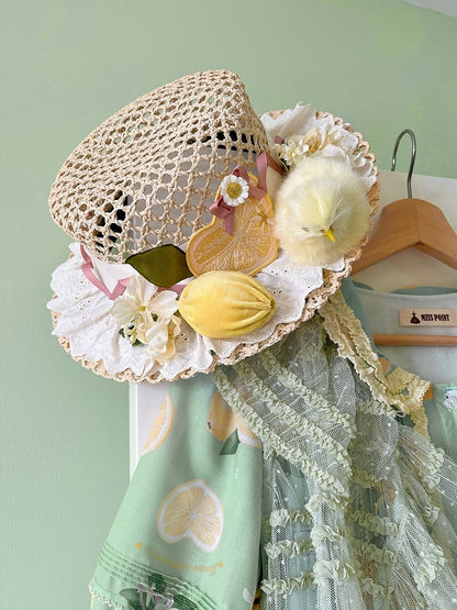 帽子と花、そして神聖なわらで飾られたぬいぐるみのひよこ