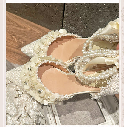 ベージュのポインテッドトゥ、花柄ハイヒール（ビーズチェーン付き）