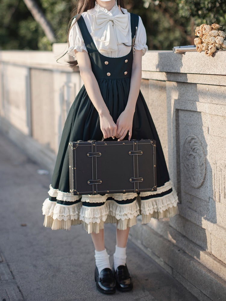 Grünes Overallkleid im High Waist Style Dark Preppy mit beigem Spitzenbesatz