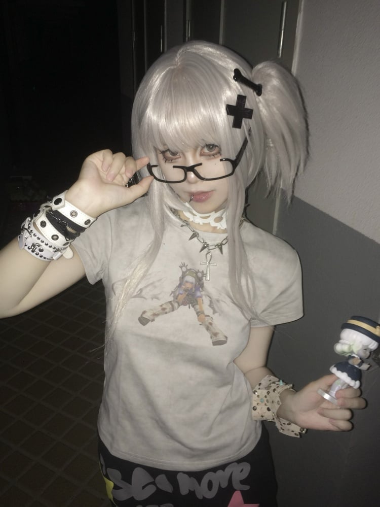 Weiß-graues Cyberpunk-Grafik-T-Shirt