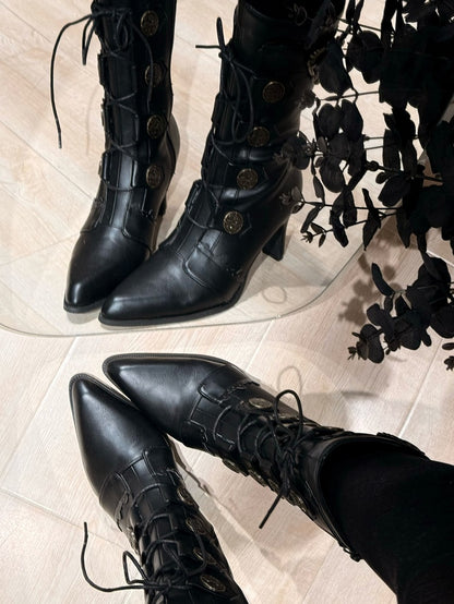 Schnürstiefel mit spitzer Spitze und Schnalle aus Leder, halbhohe Stiefel, elegante Verzierungen – mit Absätzen, Lolita PU und Schwarz