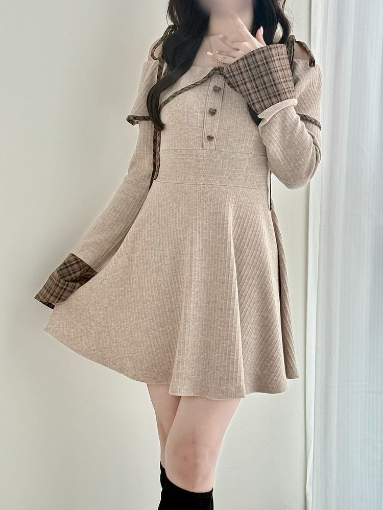 Kariertes, leichtes Detail mit gestrickten Jirai-Herzmanschetten, schulterfreiem Kei-Kleid in Braun