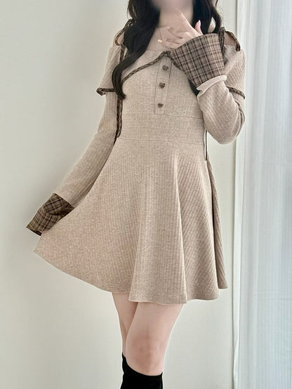 Kariertes, leichtes Detail mit gestrickten Jirai-Herzmanschetten, schulterfreiem Kei-Kleid in Braun