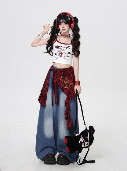 レッドチェック柄ウエストアクセサリー付き、フェイドウォッシュブルーのローライズワイドレッグジーンズ