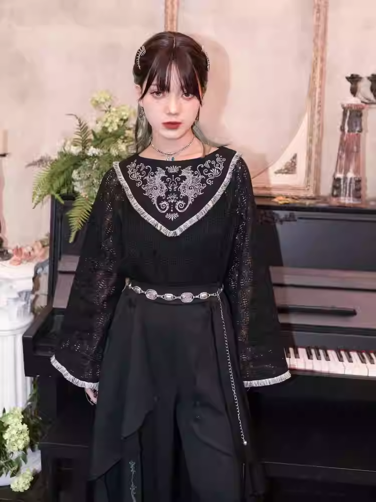 Stil: Ausgehöhlter Cheongsam mit schwarzem Saum, Spitzenoberteil, Quaste, Seepferdchen- und Korallenstickerei