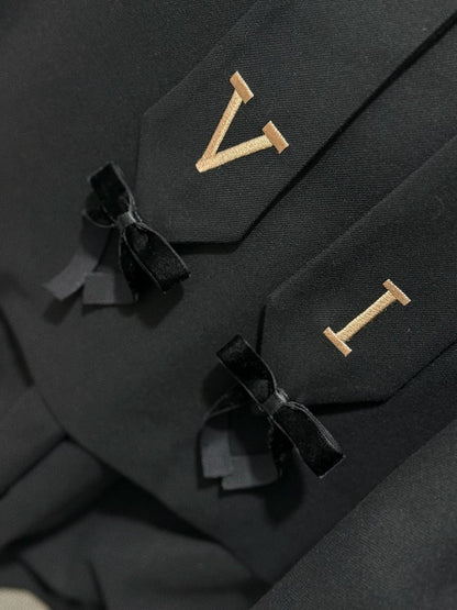 Schwarzes Ouji-Lolita-Outfit mit Hasenohren, Kragen hinten, langen Ärmeln, Oberteil und Knickerbocker-Shorts