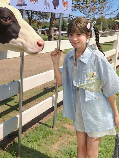 ラムライトブルーシャツネクタイ夢刺繍かわいい雲で飾られています