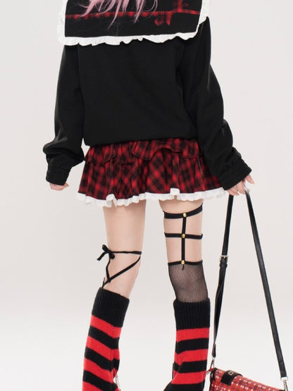 Mit Stufen-Minirock in Weiß und Rot, Besatz aus karierter Spitze in Schwarz