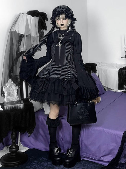 黒のストライプのリボンで飾られた二重裾のゴシックロリータジャンパースカート