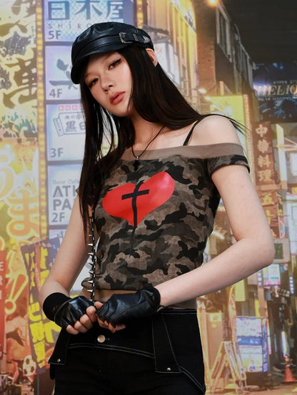Y2K グリーン カモフラージュ アシンメトリー ネックライン ハート＆クロス Tシャツ