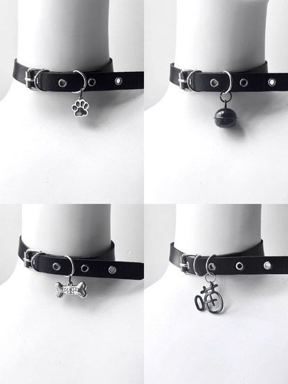 Schwarzes Halsband mit Schnalle und Anhänger aus Knochen/Glocke/Katzenpfote