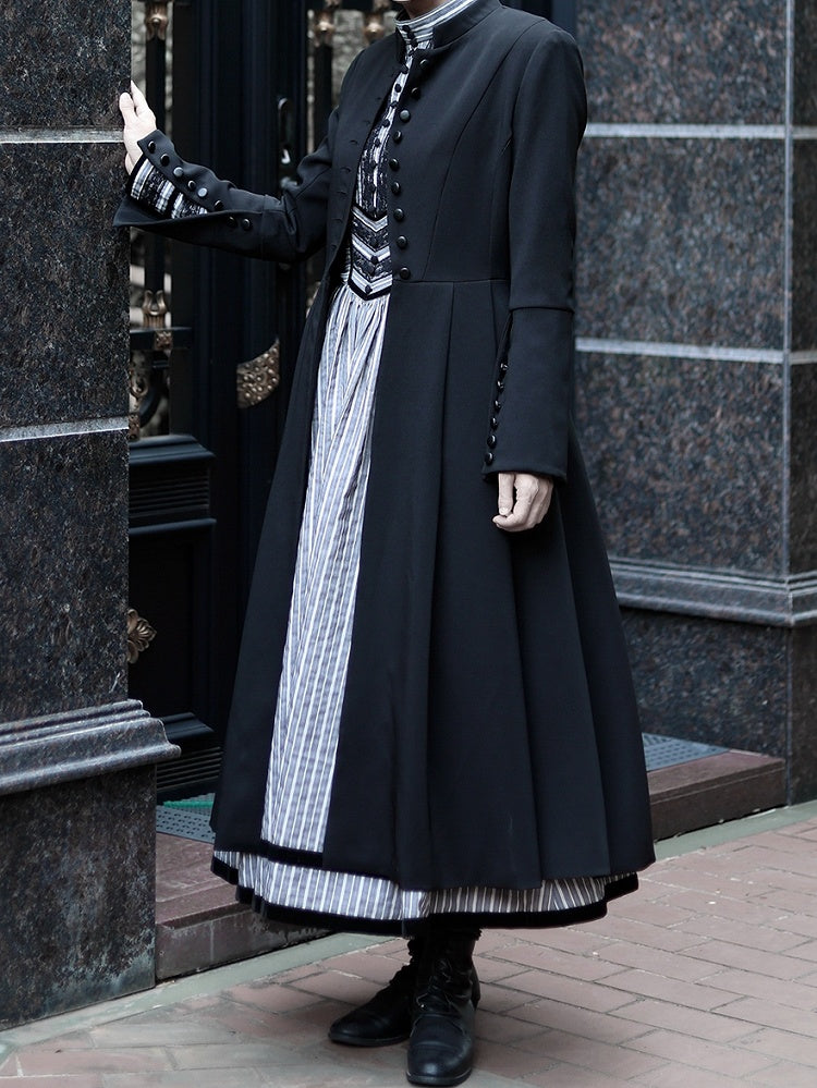 Schwarzer Mantel mit Stehkragen und langen Ärmeln