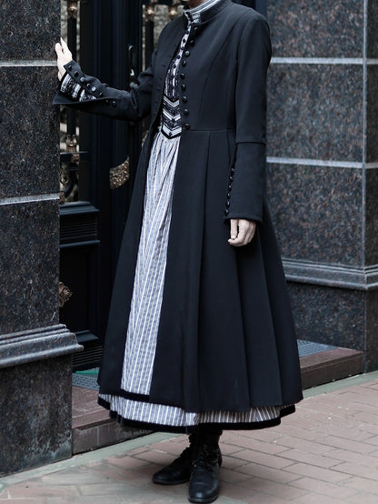 Schwarzer Mantel mit Stehkragen und langen Ärmeln