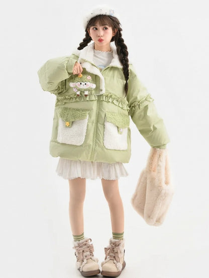 Grüner süßer Daunenmantel mit Kapuze und Rüschenbesatz