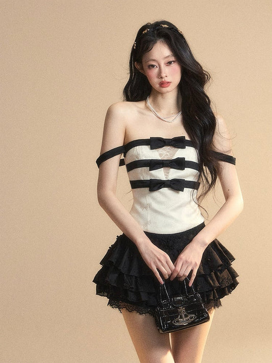 蝶結びのディテール、パッチ、レース、魅力的なストラップレストップ、アプリコットネックライン