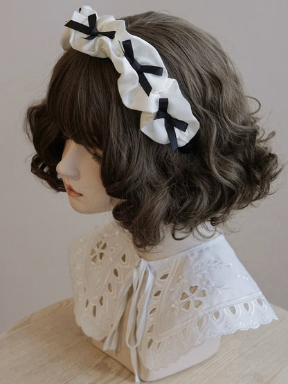 ホワイトフリルKCトリムブラックリボン付き